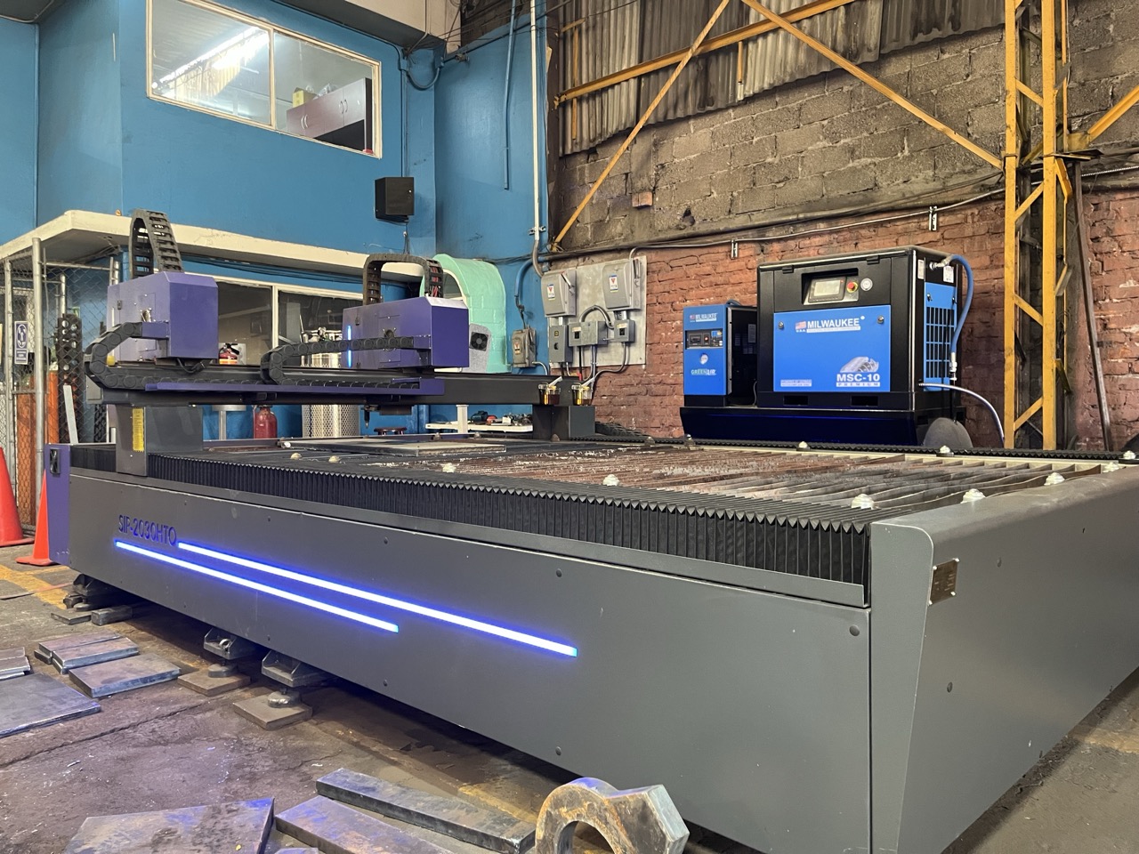 Taller y maquinaria en operación