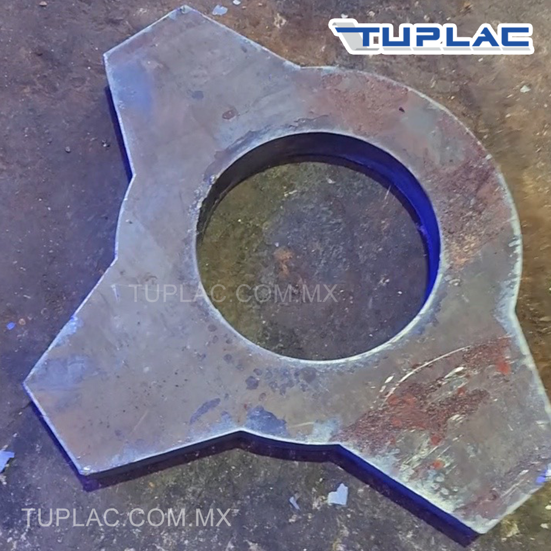 Pieza terminada con oxicorte CNC en placa gruesa de acero — Tuplac CDMX